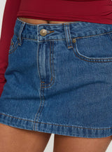 Nicolina Low Rise Denim Mini Skirt Light Wash Petite